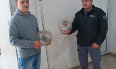 VILLA ÁNGELA: LE ROBARON UNA ESTRUCTURA DE METAL TIPO FAROL PERO LA POLICÍA LO RECUPERO