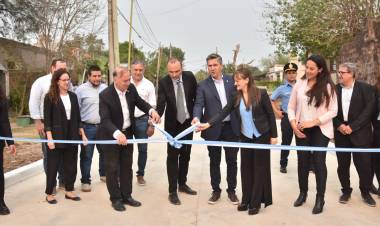 136º ANIVERSARIO DE PUERTO TIROL: EL GOBERNADOR ZDERO CELEBRÓ JUNTO A LA COMUNIDAD CON LA INAUGURACIÓN DE PAVIMENTO Y ENTREGA DE TÍTULOS DE PROPIEDAD.