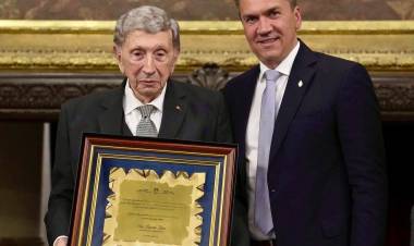 BUENOS AIRES: EL GOBERNADOR ZDERO ACOMPAÑÓ EL RECONOCIMIENTO A LUIS LANDRISCINA 