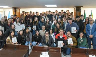 LA LEGISLATURA RECIBIÓ A ESTUDIANTES DE JUAN JOSÉ CASTRLLI Y VILLA ÁNGELA