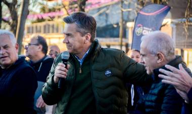 EL GOBERNADOR ZDERO INAUGURÓ NUEVAS CUADRAS DE PAVIMENTO EN El BARRIO SAN MIGUEL DE RESISTENCIA