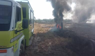 EL PERSONAL DE BOMBEROS IMPIDIÓ LA PROPAGACIÓN DEL FUEGO HACIA UNA PLANTA DE GAS