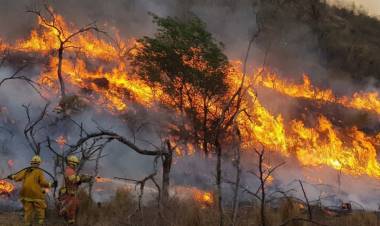 EN LAS SIERRAS, AL FUEGO NO HAY QUIEN LO PARE