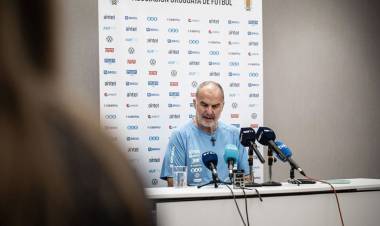 LAS ESQUIRLAS DE LA GUERRA BIELSA VS. SUÁREZ PREOCUPAN (Y MUCHO) A URUGUAY