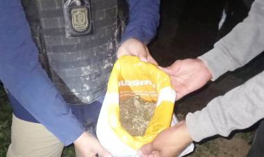 ABANDONÓ UNA BOLSA CON MARIHUANA CUANDO VIO A LOS AGENTES¨