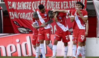 LIGA PROFESIONAL: ARGENTINOS HOMENAJEÓ A DIEGO CON UNA GRAN VICTORIA ANTE TALLERES 