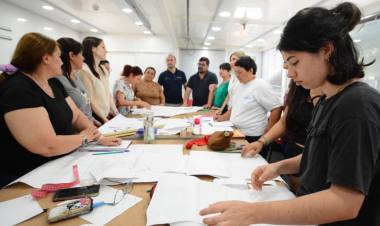 EDUCACIÓN, MUNICIPALIDAD DE RESISTENCIA Y LA UNNE DIERON INICIO AL TALLER DE AUXILIAR TEXTIL