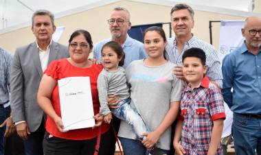 EL GOBERNADOR ZDERO ENTREGÓ, ESTA TARDE, VIVIENDAS EN CONCEPCIÓN DEL BERMEJO