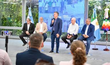 EL GOBERNADOR ZDERO ENTREGÓ TÍTULOS DE PROPIEDAD A VECINOS DE RESISTENCIA