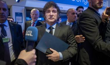 EL CLUB DE LA PELEA: JAVIER MILEI VUELVE A TENSAR LA CUERDA CON ESPAÑA AL CHICANEAR DE NUEVO A PEDRO SÁNCHEZ
