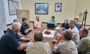 EL INTENDENTE ADALBERTO PAPP SE REUNIÓ CON LA COMISIÓN DE EMERGENCIA PARA ABORDAR LA CRÍTICA SITUACIÓN AGROPECUARIA