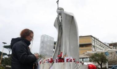 EL PAPA PASÓ "UNA NOCHE TRANQUILA" Y SU ESTADO "SIGUE SIENDO CRÍTICO, PERO ESTABLE"