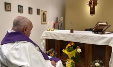 EL VATICANO DIFUNDIÓ LA PRIMERA FOTO DE FRANCISCO DESDE SU INTERNACIÓN