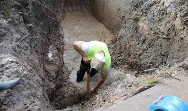 PUERTO TIROL: ANTE LA FALTA DE RESPUESTAS DE LA COOPERATIVA, SAMEEP INTERVINO Y REPARÓ UN CAÑO EN LA ZONA DEL PARQUE INDUSTRIAL
