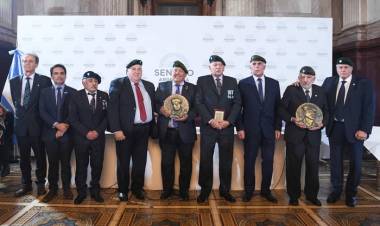 MALVINAS: EN EL SENADO HOMENAJEARON A UN REPRESOR MULTICONDENADO 