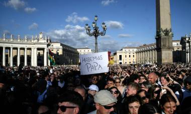 HABEMUS PAPAM: LAS FOTOS DE LA FUMATA BLANCA, LEÓN XIV EN EL BALCÓN DE SAN PEDRO Y LOS FIELES EN LA PLAZA