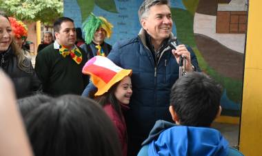 EL SAUZALITO: EL GOBERNADOR ZDERO ENTREGÓ ELEMENTOS EDUCATIVOS A LA ESCUELA AGROPECUARIA N° 6*