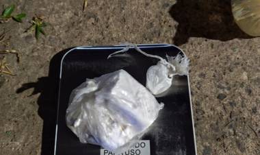 ATRAPADOS VENDIENDO COCAINA: UNA TENIA PRISION DOMICILIARIA Y OTRO CON TOBILLERA