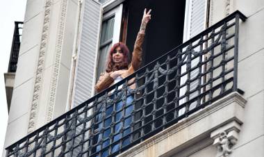 CRISTINA KIRCHNER APUNTÓ CONTRA MILEI Y CAPUTO POR LA NUEVA TOMA DE DEUDA