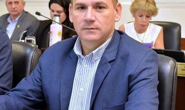 LAZZARINI CRUZÓ A PÍO SANDER: “ES INADMISIBLE QUE SE ADJUDIQUE OBRAS DEL GOBIERNO PROVINCIAL