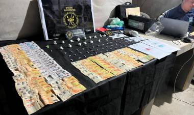 SECUESTRARON ESTUPEFACIENTES Y MERCADERÍA VENCIDA EN LA CASA DE UN INTEGRANTE DE MOVIMIENTO SOCIAL