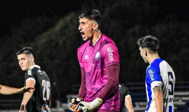 HISTÓRICO: UN ARQUERO ARGENTINO CONVIRTIÓ UN GOL DE ARCO A ARCO EN EL FÚTBOL URUGUAYO