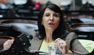 LORENA VILLAVERDE RESISTE LOS EMBATES DE LOS MENEM PARA EXPULSARLA DE LLA