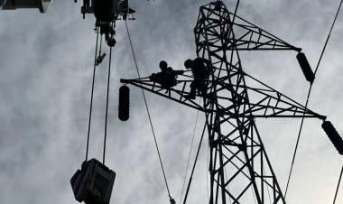 COLONIA POPULAR: AVANZAN LAS OBRAS DEFINITIVAS PARA REPARAR LA LÍNEA DE ALTA TENSIÓN DAÑADA POR EL TORNADO