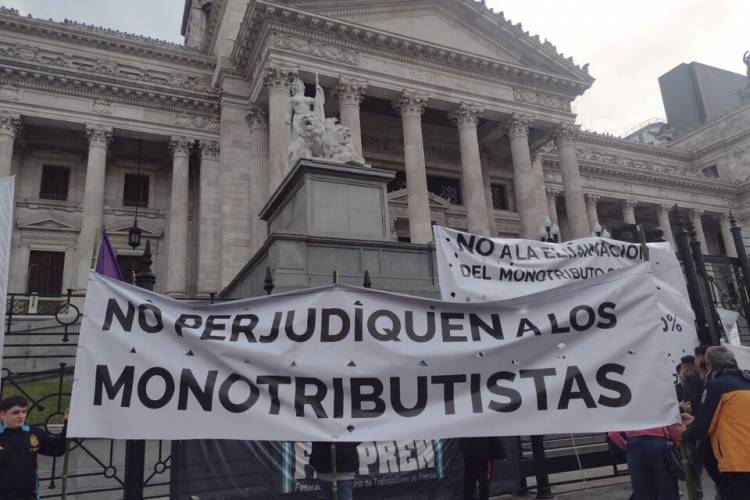 EL MONOTRIBUTO SOCIAL SE SALVA (POR AHORA) DE LA MOTOSIERRA 