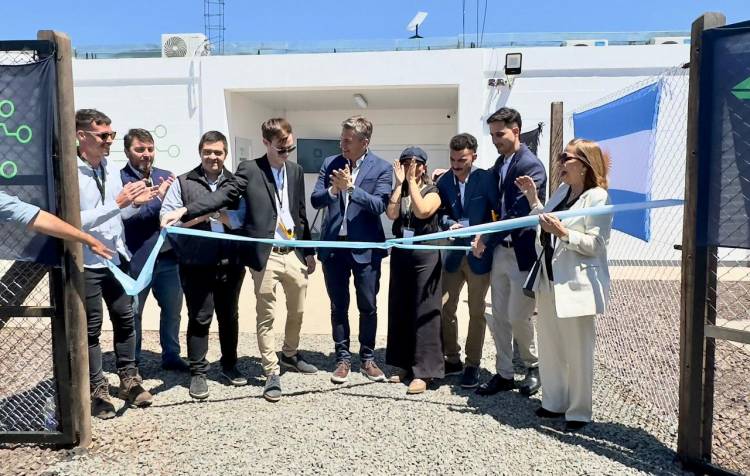 APOYO A EMPRENDEDORES CHAQUEÑOS: EL GOBERNADOR ZDERO ACOMPAÑÓ LA INAUGURACIÓN DE LA FÁBRICA DE CANNABIS MEDICINAL 100%