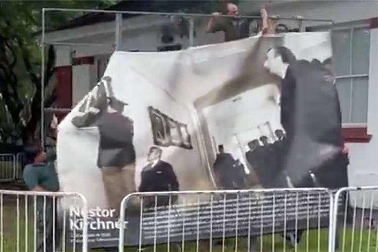 EL GOBIERNO ARRANCÓ UNA GIGANTOGRAFÍA DE NÉSTOR KIRCHNER BAJANDO EL CUADRO DE VIDELA