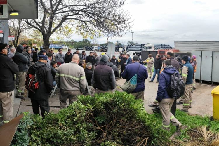 MÁS DE 100 FAMILIAS EN RIESGO DE QUEDAR EN LA CALLE POR EL AJUSTE EN ACINDAR