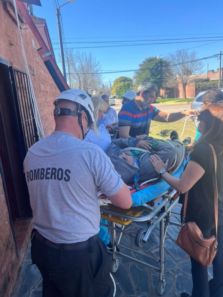 PERSONAL DE ECOM SE LESIONO EN UN TECHO Y BOMBEROS ACUDIERON AL RESCATE