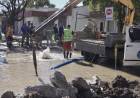 RESISTENCIA: SE REPARÓ LA ROTURA DE UN CAÑO EN UNA OBRA DE PAVIMENTO SOBRE AV. 9 DE JULIO