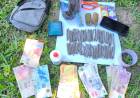 LO SORPRENDIERON CON CIGARRILLOS ARMADOS, FRASCOS DE MARIHUANA Y DINERO