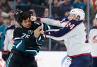 INSÓLITO: UN JUGADOR NOQUEÓ A SU RIVAL DE UNA TROMPADA EN UN PARTIDO DE HOCKEY SOBRE HIELO
