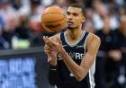 EL ALIEN CONTRA EL MVP: ARRANCA LA SERIE MÁS ESPERADA EN LA NBA