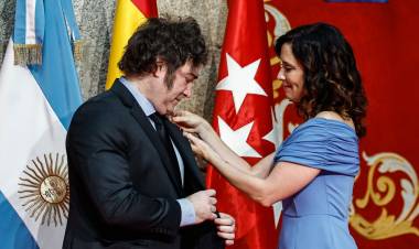 INSULTOS A PEDRO SÁNCHEZ, BLOOPER CON ISABEL DÍAZ AYUSO Y EL PREMIO DE UN INSTITUTO ANTIDEMOCRÁTICO