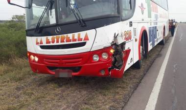 ACCIDENTE DE TRANSITO ENTRE UNA CAMIONETA Y UN COLECTIVO