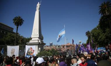 MADRES, ABUELAS Y ESTATALES, UNIDOS EN PLAZA DE MAYO POR LA MEMORIA, VERDAD Y JUSTICIA