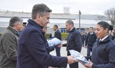 EL GOBERNADOR ZDERO ENTREGÓ UNIFORMES A FUTUROS AGENTES DE LA POLICÍA DEL CHACO