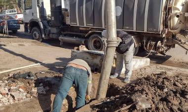 CHARATA: EL GOBIERNO PROVINCIAL INSTALÓ NUEVA CAÑERÍA Y LIMPIÓ LA RED CLOACAL DE LA ALCAIDÍA