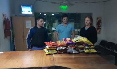 ROMPIÓ LA VIDRIERA, SE CORTÓ LA MANO Y ROBÓ “PAPITAS”: TERMINÓ DETENIDO 