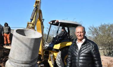 LA MUNICIPALIDAD DE VILLA ÁNGELA AVANZA EN LAS OBRAS DE ALCANTARILLADO EN LAS CALLES MENDOZA Y MONTEAGUDO