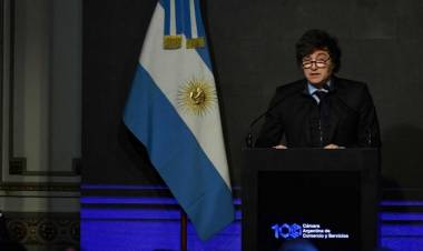 MILEI RIEGA DE ELOGIOS A CAPUTO Y STURZENEGGER