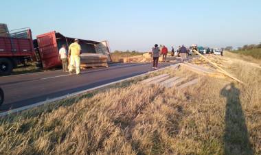UN CAMION VOLCÓ SU ACOPLADO EN LA RUTA 16: NO HUBO LESIONADOS