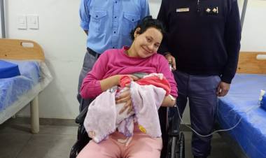 PIDIERON AYUDA AL 911 Y AGENTES DE LA CUARTA ACUDIERON PARA ASISTIR A UNA PARTURIENTA