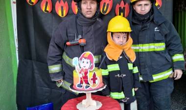 VILLA ÁNGELA:  BOMBEROS FESTEJARON EL CUMPLEAÑOS DE GABRIEL