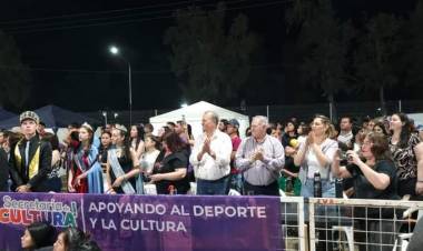 VILLA ÁNGELA: MASIVO ACOMPAÑAMIENTO EN EL DESFILE DE CARROZAS DE LA ESTUDIANTINA 2024, CON LA PRESENCIA DEL INTENDENTE ADALBERTO PAPP