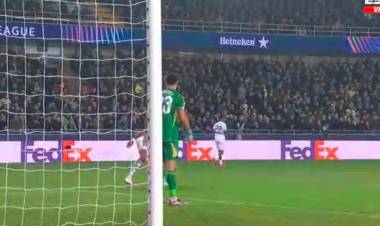 EL INSÓLITO PENAL QUE ROMPIÓ EL INVICTO DEL DIBU MARTÍNEZ EN LA CHAMPIONS LEAGUE